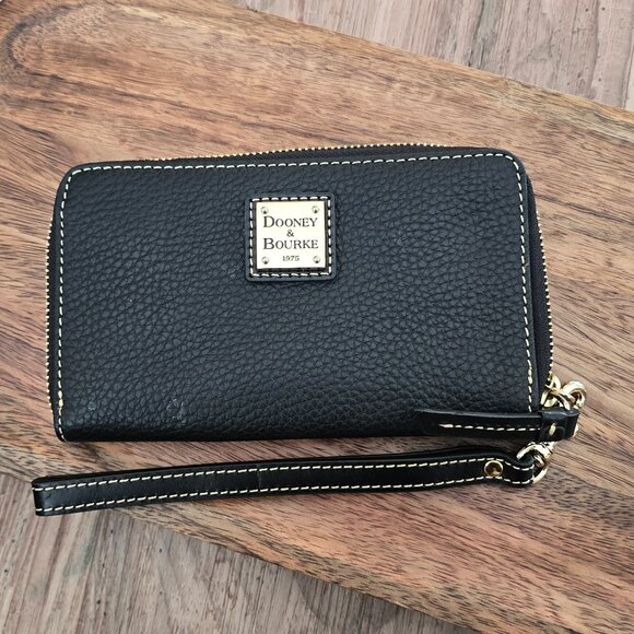 Pebble Grain Zip Around Phone Wristlet
Style ZR102BL
Color: Black - Picture 3 of 4